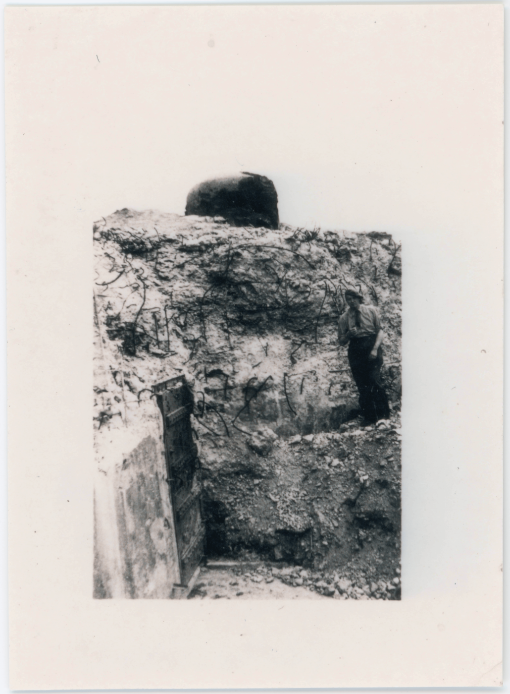 Ligne Maginot - EINSELING SUD - C73 - (Casemate d'infanterie) - L'ouvrage après les combats
Le Lt Vion sur la photo - Lt Vincent