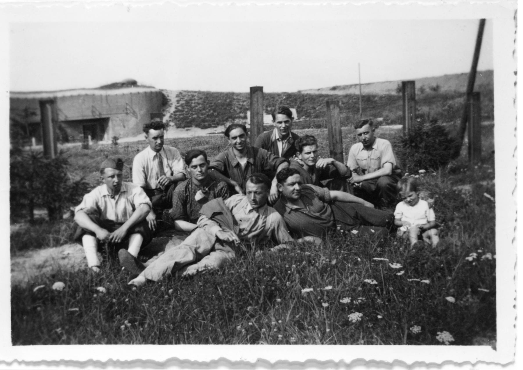 Ligne Maginot - IMMERHOF - A10 - (Ouvrage d'infanterie) - Une partie de l'équipage restée après l'armistice pour nettoyer les abords (déminage) et entretenir l'ouvrage  - Inconnu
