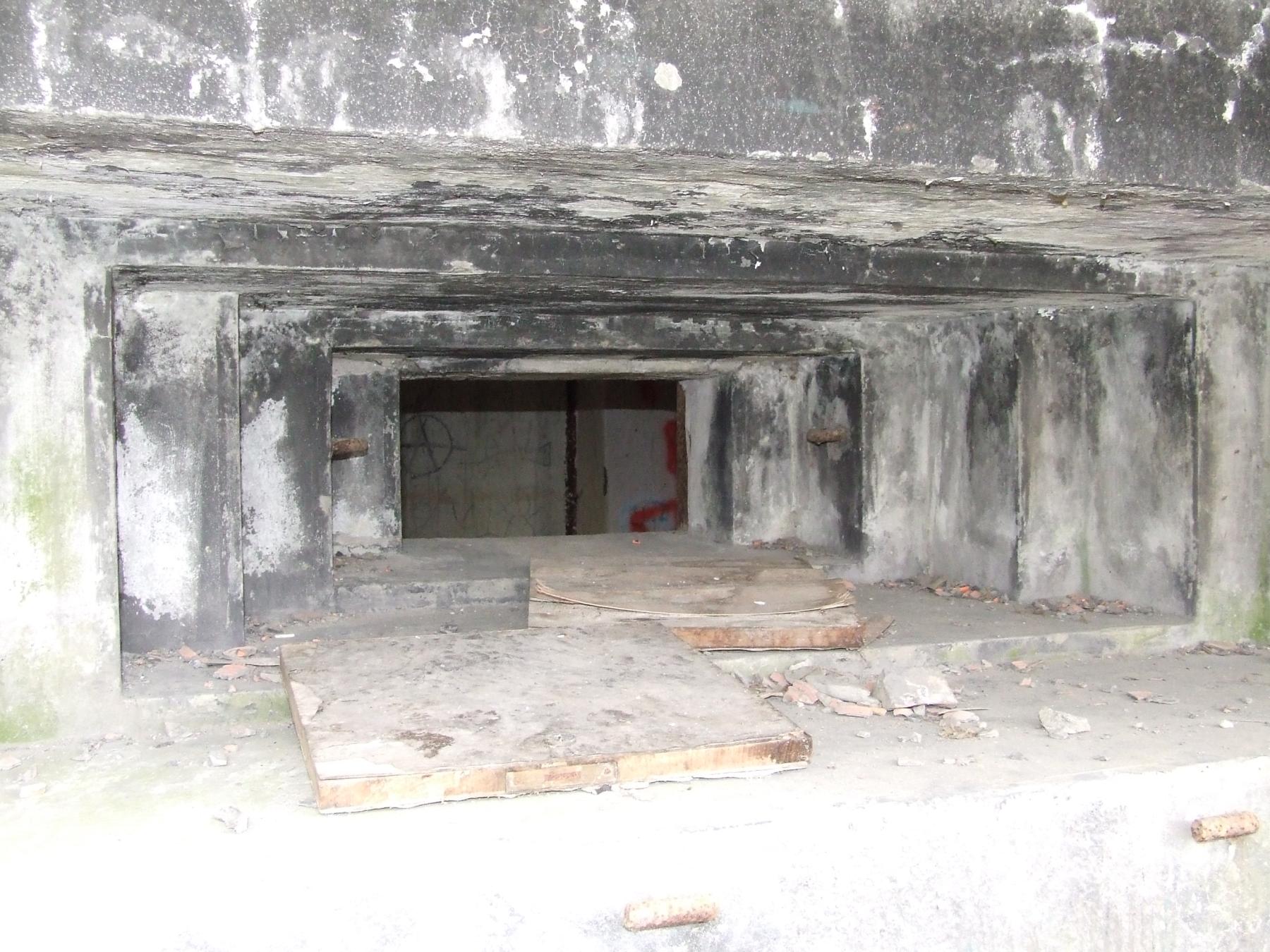Ligne Maginot - 83 - SIERENTZ VOIE FERREE OUEST - (Casemate d'infanterie - Simple) - L'embrasure pour une mitrailleuse Hotchkiss. - STENGER Mathieu
