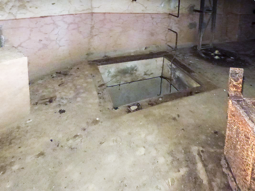 Ligne Maginot - B812 - PAR DELA L'ETANG - (Blockhaus pour canon) - Accès au niveau inférieur - JMBrams