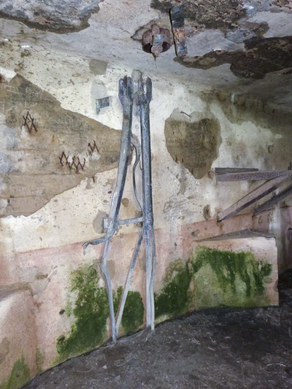 Ligne Maginot - B814 - LE CIMETIERE - (Blockhaus pour canon) - Support du périscope - JMBrams