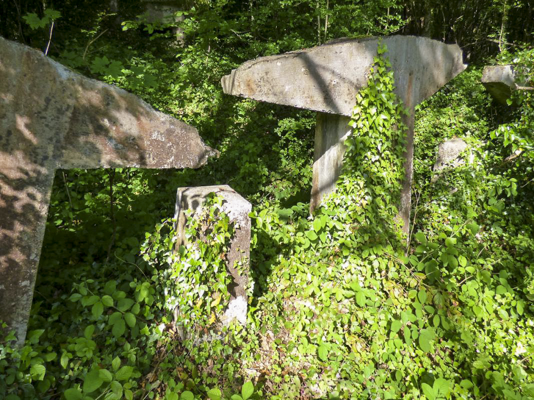 Ligne Maginot - B817 - LA GALOPERIE NORD - (Blockhaus pour canon) - L'obstacle anti char trés particulier entre le blockhaus et la frontiére. - JMBrams