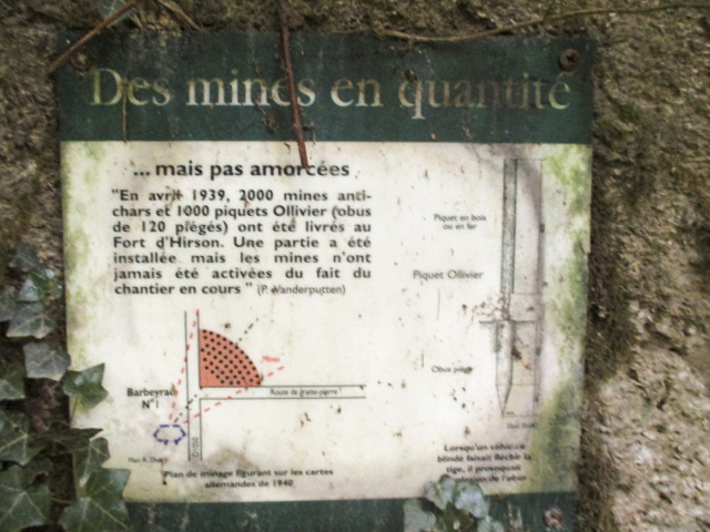 Ligne Maginot - BA12 - ROUTE DU CONSERVATEUR OUEST - (Blockhaus pour canon) - Plaque explicative apposée sur le blockhaus. - Randonneur62