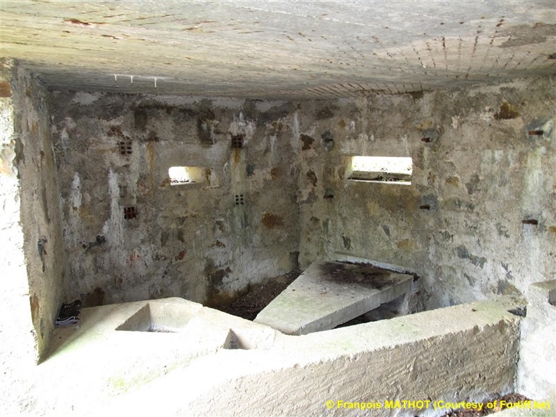 Ligne Maginot - BA29 - WATIGNY EST - (Blockhaus pour canon) - L'intérieur. A droite le support du canon de 25mm AC, et au centre la tablette pour mitrailleuse. - François MATHOT