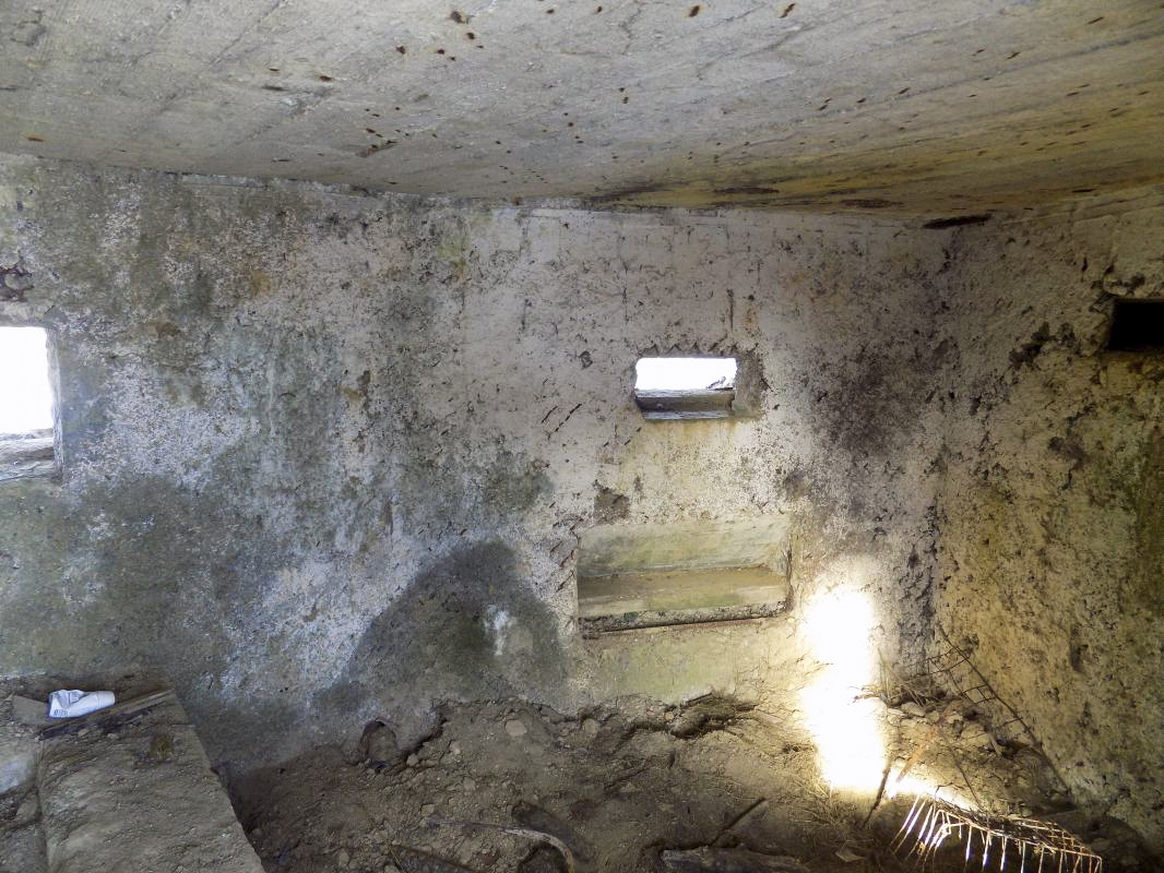 Ligne Maginot - BA81 - ROCROI OUEST 1 - (Blockhaus pour canon) - Créneau frontal Hotchkiss - R Tucker