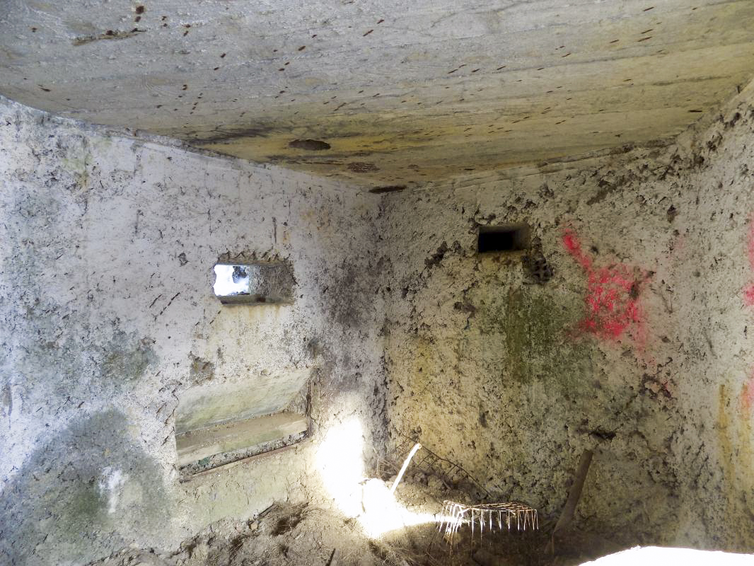 Ligne Maginot - BA81 - ROCROI OUEST 1 - (Blockhaus pour canon) - Créneaux frontal Hotchkiss et droite FM/Obs - R Tucker