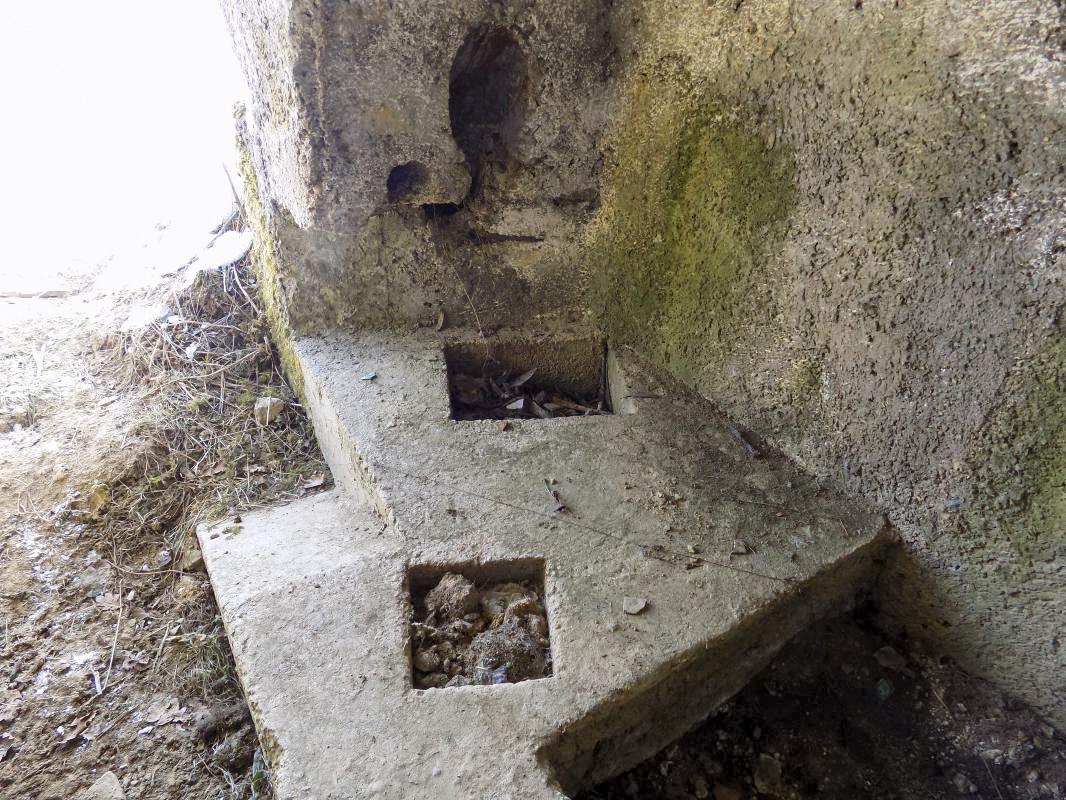 Ligne Maginot - BA81 - ROCROI OUEST 1 - (Blockhaus pour canon) - Les positions pour les pieds AC 25mm ou 37mm - R Tucker