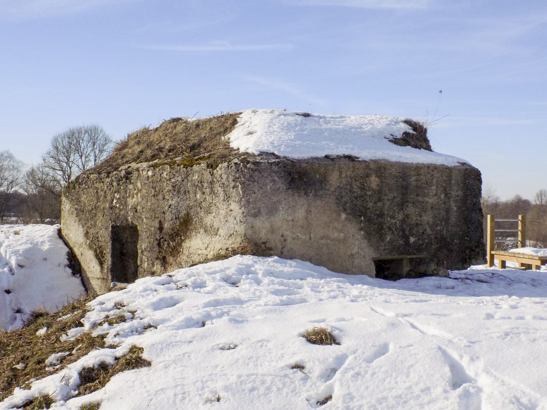Ligne Maginot - BA82 - ROCROI OUEST 2 - (Blockhaus pour arme infanterie) - L'arrière et face droite - R Tucker