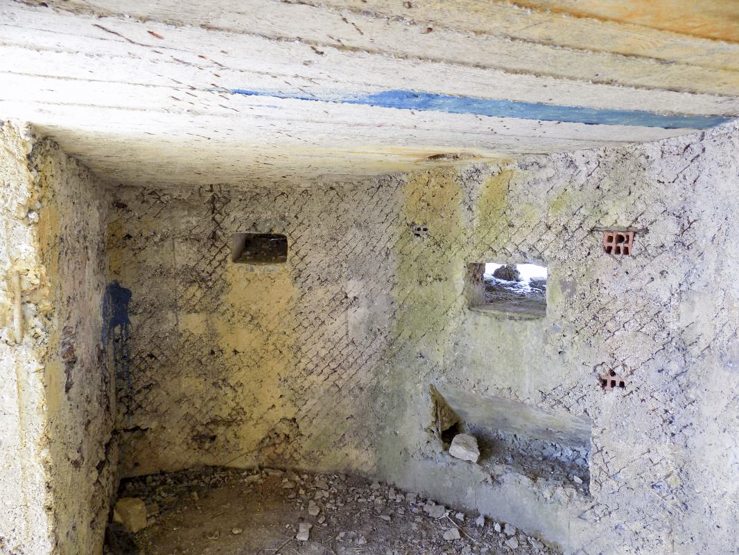 Ligne Maginot - BA82 - ROCROI OUEST 2 - (Blockhaus pour arme infanterie) - Créneaux FM/Obs et Hotchkiss gauche - R Tucker