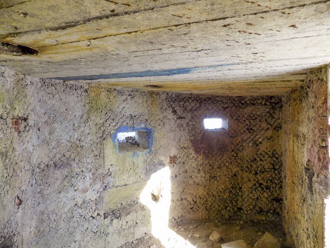 Ligne Maginot - BA82 - ROCROI OUEST 2 - (Blockhaus pour arme infanterie) - Créneaux Hotchkiss et FM/Obs droite - R Tucker