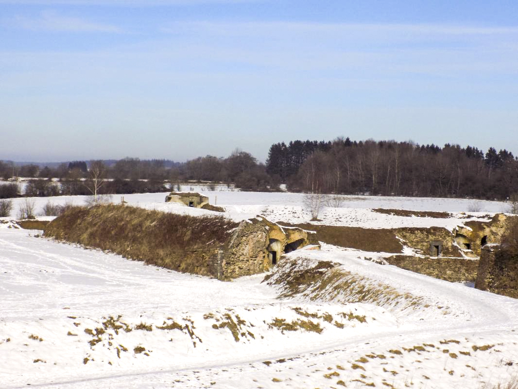 Ligne Maginot - BA82 - ROCROI OUEST 2 - (Blockhaus pour arme infanterie) - Pris de l'est, remparts de Rocroi - R Tucker