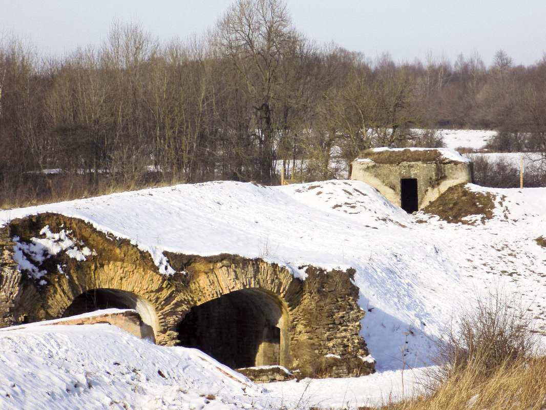 Ligne Maginot - BA82 - ROCROI OUEST 2 - (Blockhaus pour arme infanterie) - Pris de l'est, remparts de Rocroi - R Tucker