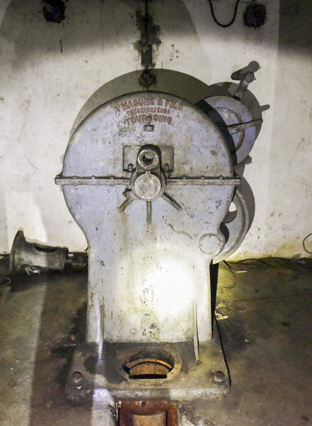 Ligne Maginot - BREHAIN - A6 (Ouvrage d'artillerie) - Pompe pour puits profond Masure et Fils équipant le puits alimentant l'ouvrage en eau
Tête du puits, la bielle et la tringlerie ont été démontées