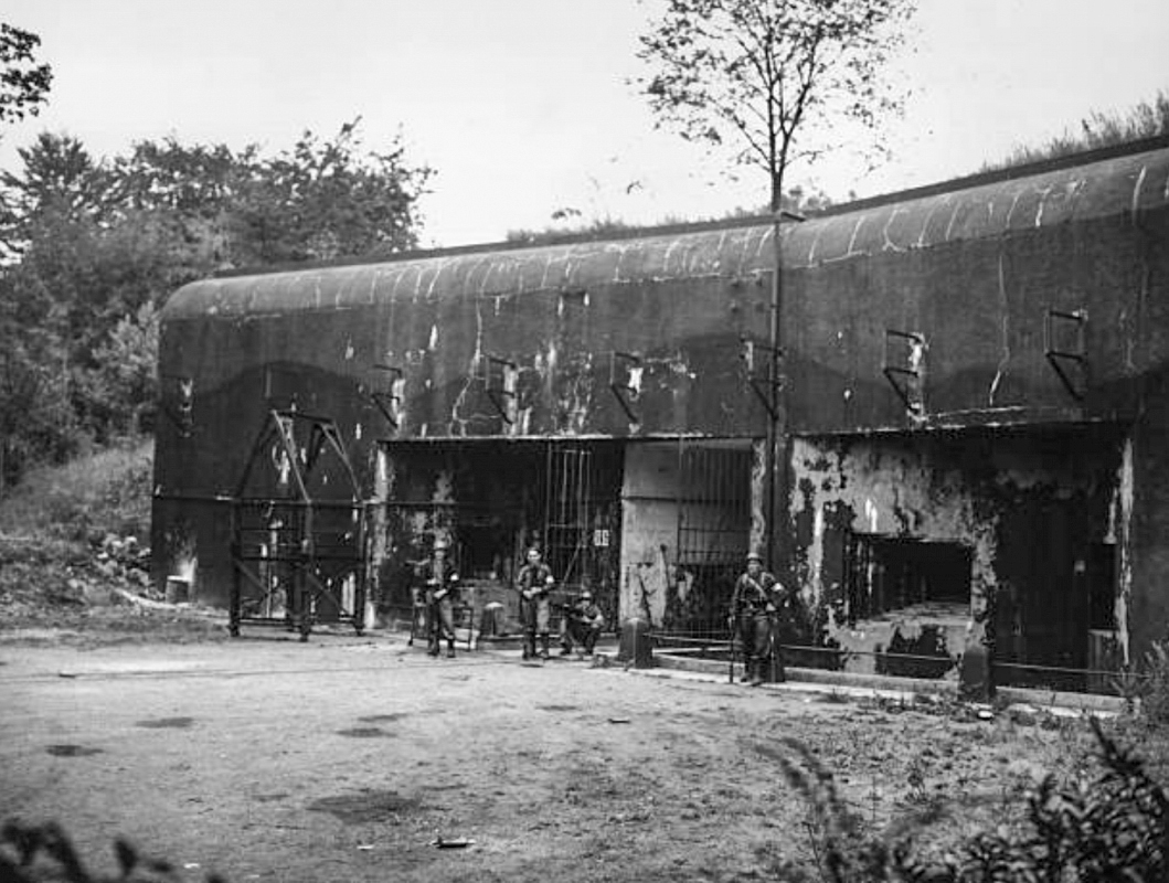 Ligne Maginot - BREHAIN - A6 - (Ouvrage d'artillerie) - Soldats français devant l'entrée munitions de l'ouvrage après guerre - Inconnu