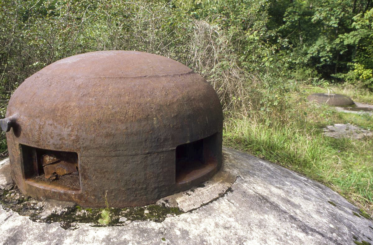 Ligne Maginot - BREHAIN - A6 - (Ouvrage d'artillerie) - Entrée munitions
La cloche GFM et en arrière plan la cloche LG - Valentin Hemmert