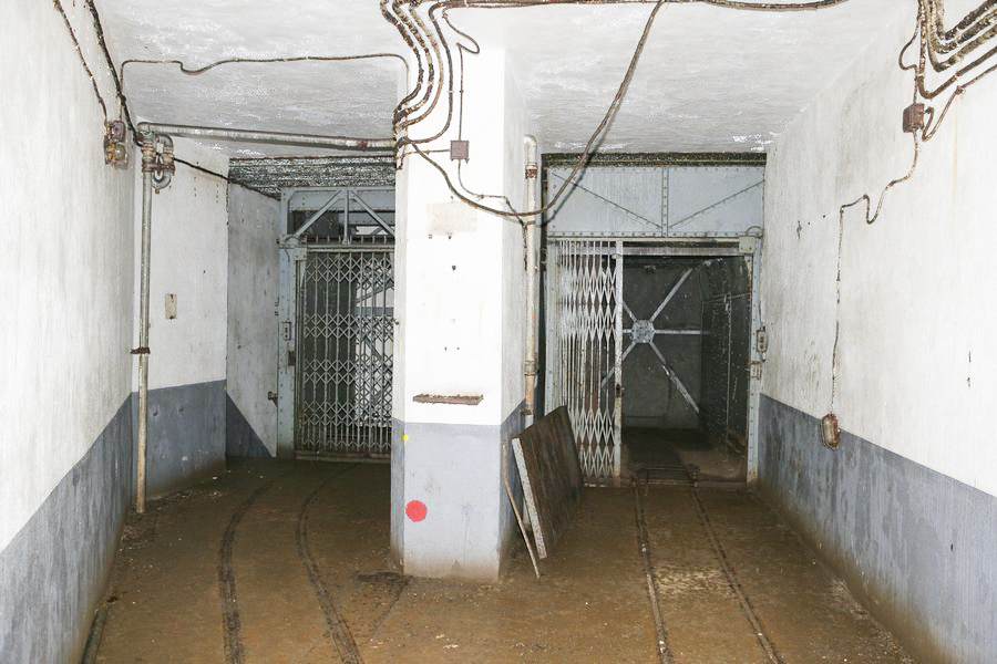 Ligne Maginot - BREHAIN - A6 - (Ouvrage d'artillerie) - Entrée munitions
La gare de l'étage supérieur, aprés la porte blindée et les monte-charges - HUYGEN Georges