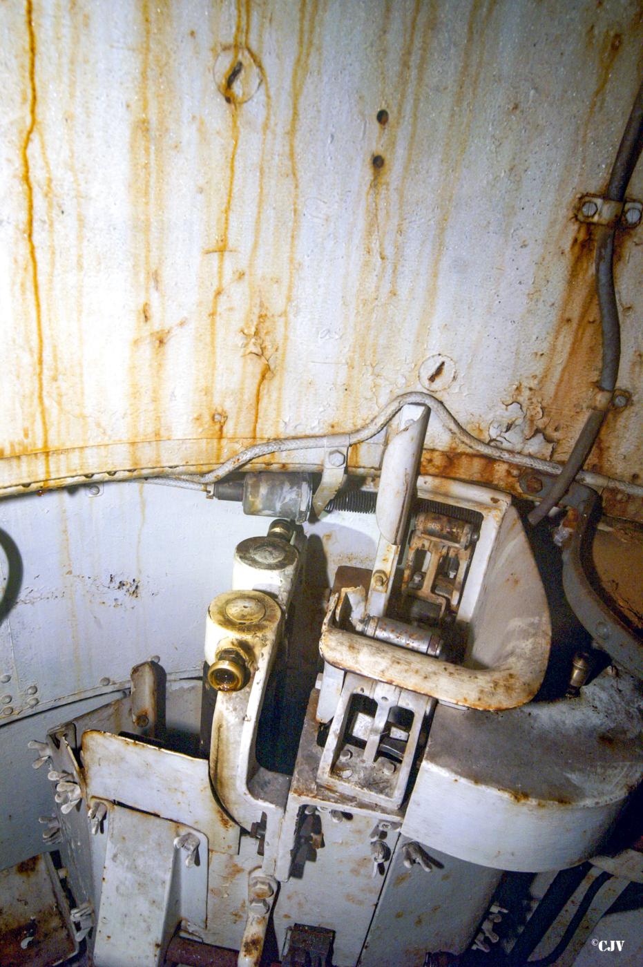 Ligne Maginot - BREHAIN - A6 - (Ouvrage d'artillerie) - Bloc 1
Tourelle de mitrailleuses
La partie haute de la noria alimentant le tireur en chargeurs pour mitrailleuses - Lia VERMEULEN