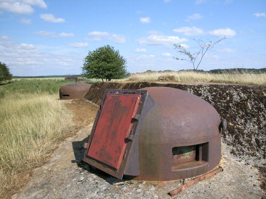 Ligne Maginot - BREHAIN - A6 - (Ouvrage d'artillerie) - Bloc 3
La cloche modifiée après guerre en issue de secours et la cloche VDP au second plan. - HUYGEN Georges
