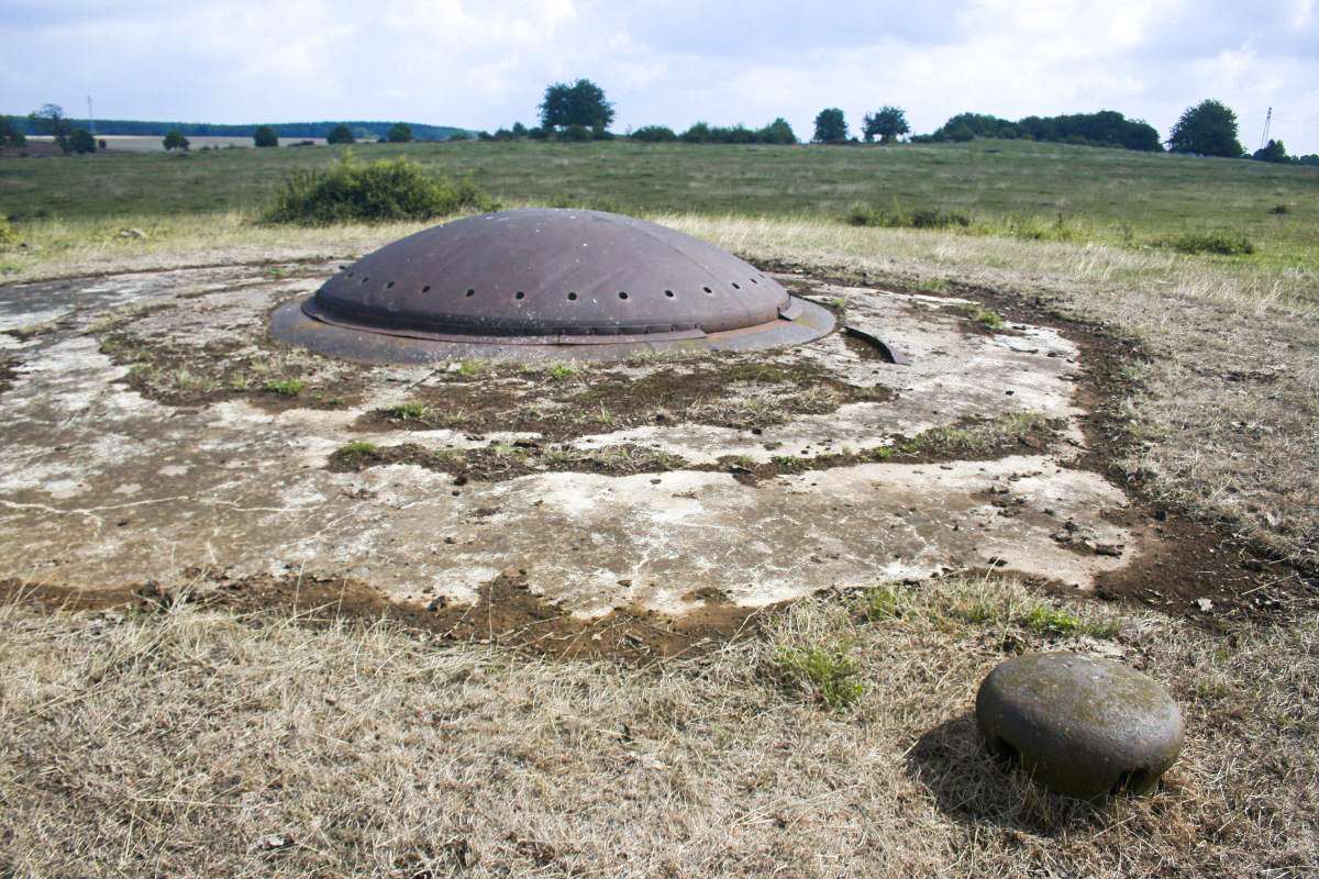 Ligne Maginot - BREHAIN - A6 - (Ouvrage d'artillerie) - Bloc 6
Tourelle de 75 mle 33 éclipsée et cloche d'aération - Michel Teiten