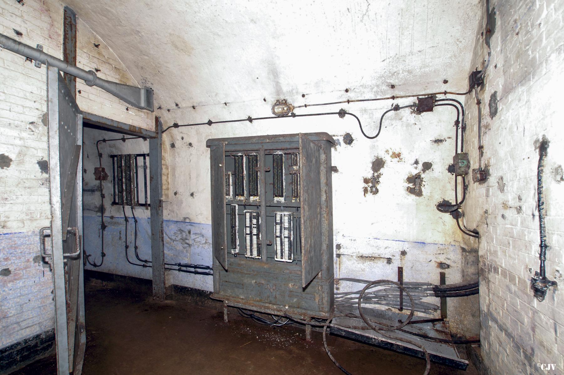 Ligne Maginot - BREHAIN - A6 - (Ouvrage d'artillerie) - Bloc 3
Le PC  de l'ouvrage au pied du bloc
Répartiteur téléphonique principal (modernisé dans les années 50) - Lia VERMEULEN