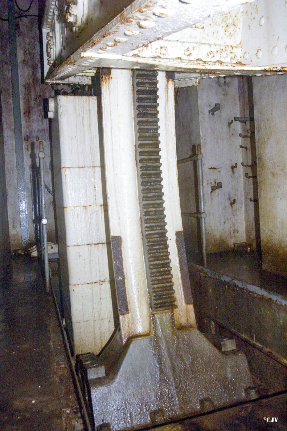 Ligne Maginot - BREHAIN - A6 - (Ouvrage d'artillerie) - Bloc 4
Tourelle de canons obusiers de 75 mle 33
Guidage du balancier - Lia VERMEULEN