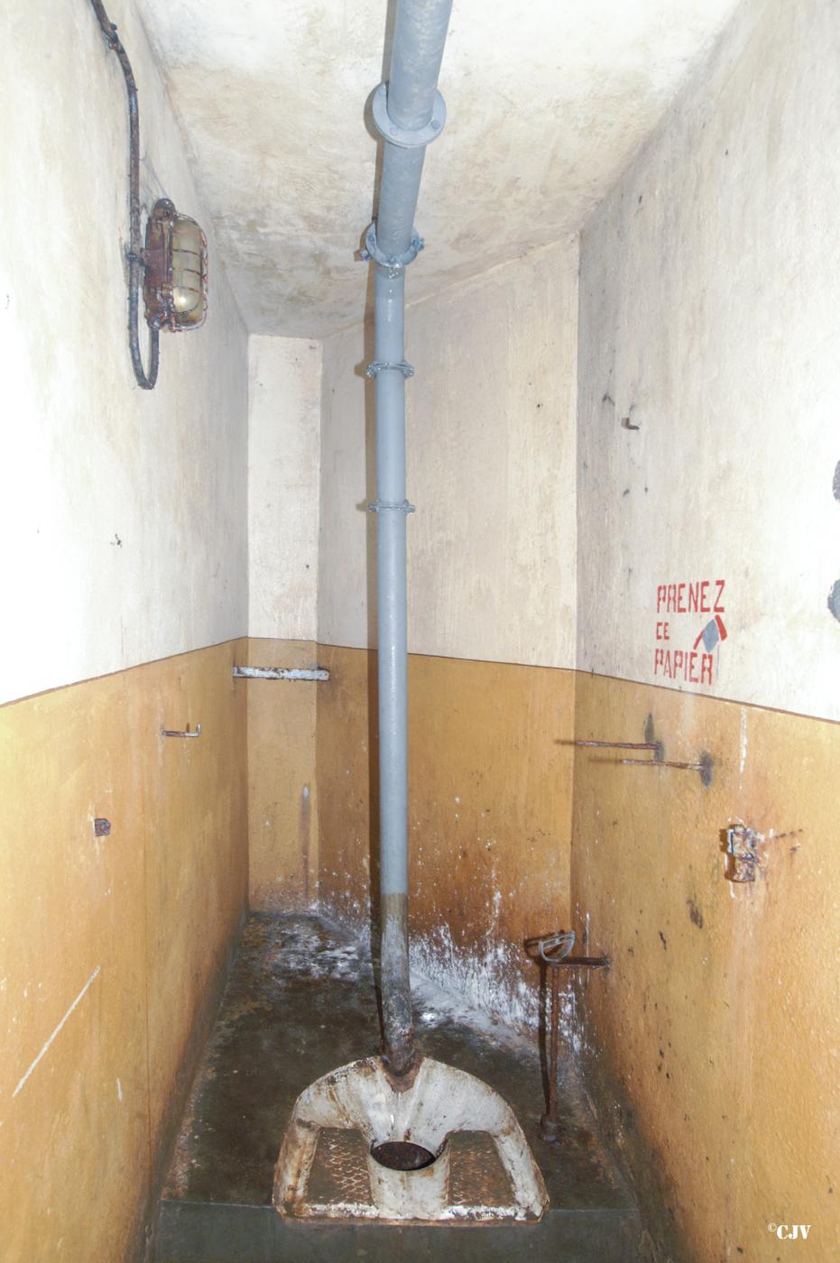 Ligne Maginot - BREHAIN - A6 - (Ouvrage d'artillerie) - Bloc 5
Les latrines - Lia VERMEULEN