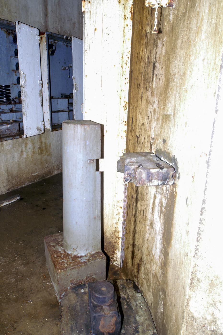 Ligne Maginot - BREHAIN - A6 - (Ouvrage d'artillerie) - Bloc 5
Tourelle pour deux obusiers de 135
L'emplacement de l'un des canons de rechanges au pied de  la tourelle - Lia VERMEULEN