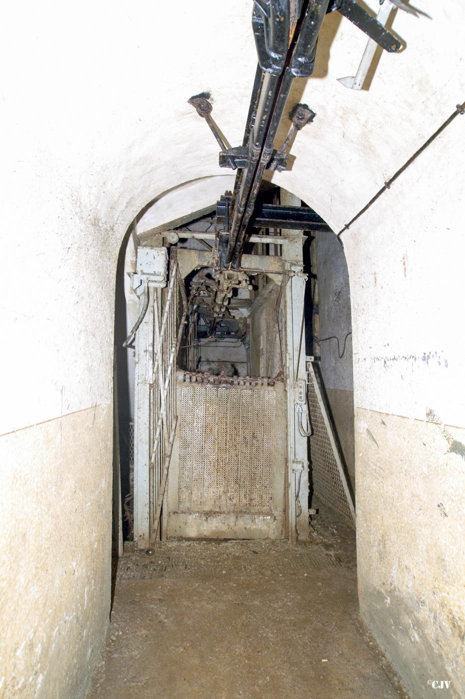 Ligne Maginot - BREHAIN - A6 - (Ouvrage d'artillerie) - Bloc 5
Le monte-charge du bloc avec le monorail permettant la manutention des casiers à munitions