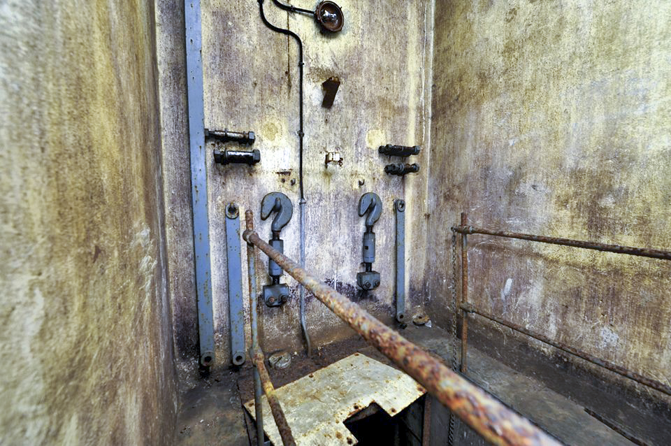 Ligne Maginot - Ouvrage d'artillerie de BREHAIN - Bloc 6
Tourelle de 75mm mle 33
Les agrès permettant le blocage en position haute du contrepoids pour les interventions lourdes sur la tourelle