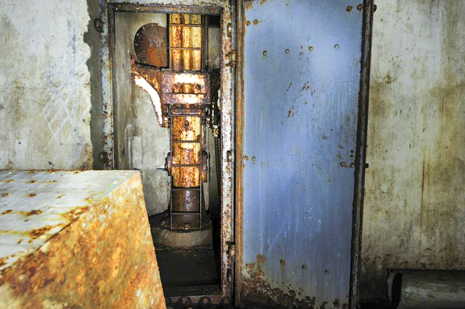 Ligne Maginot - BREHAIN - A6 - (Ouvrage d'artillerie) - Bloc 6
Le bas de la cloche lance-grenades - GOERGEN Claude