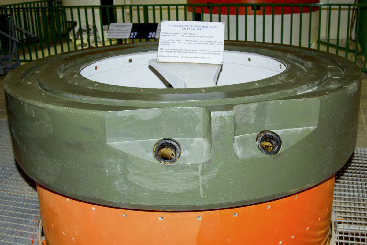 Ligne Maginot - BREHAIN - A6 - (Ouvrage d'artillerie) - Bloc 7
Tourelle de 81 exposée au musée de Fermont - Michel Teiten