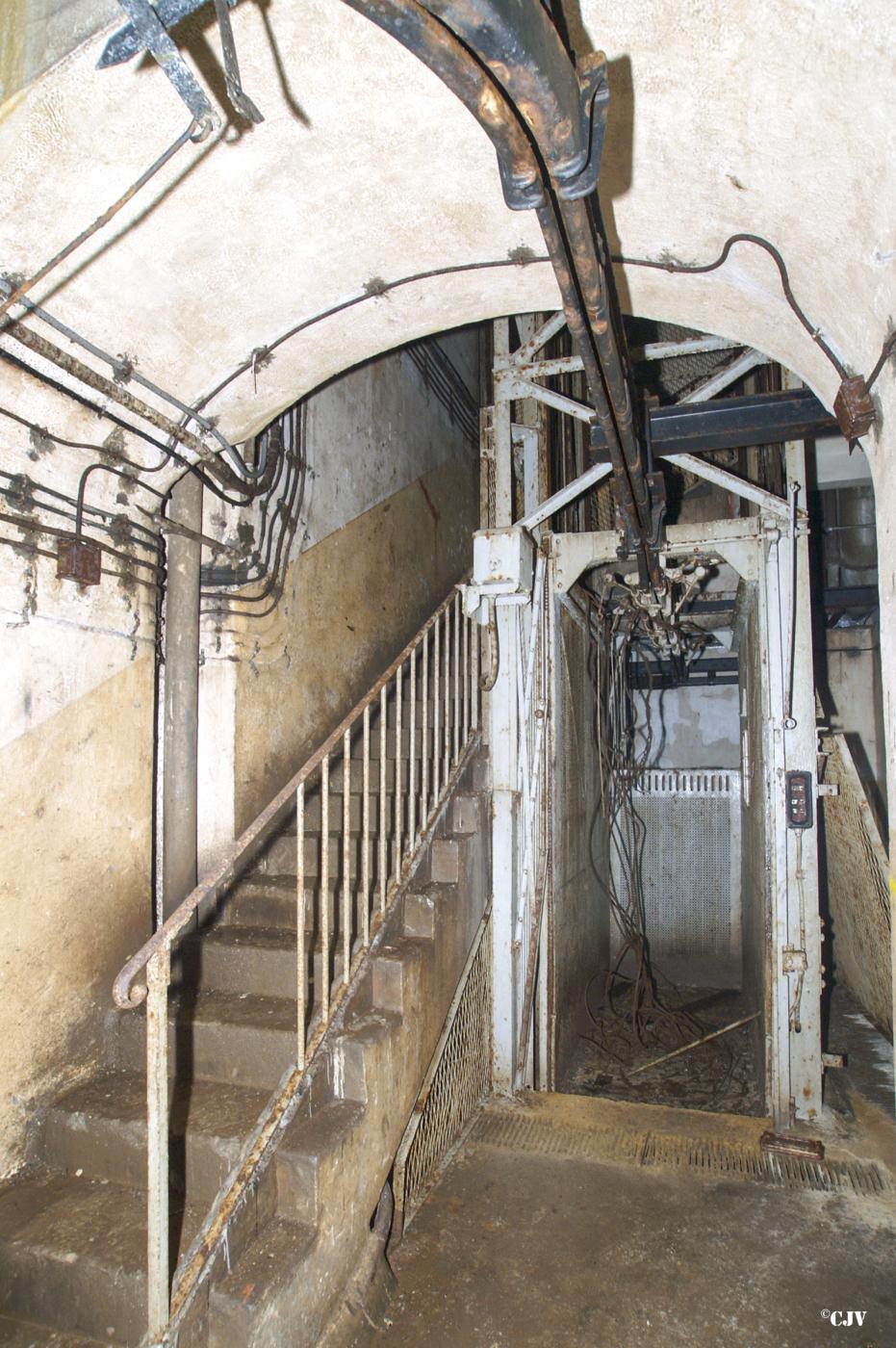 Ligne Maginot - BREHAIN - A6 - (Ouvrage d'artillerie) - Bloc 6
Au pied du monte-charges - Lia VERMEULEN