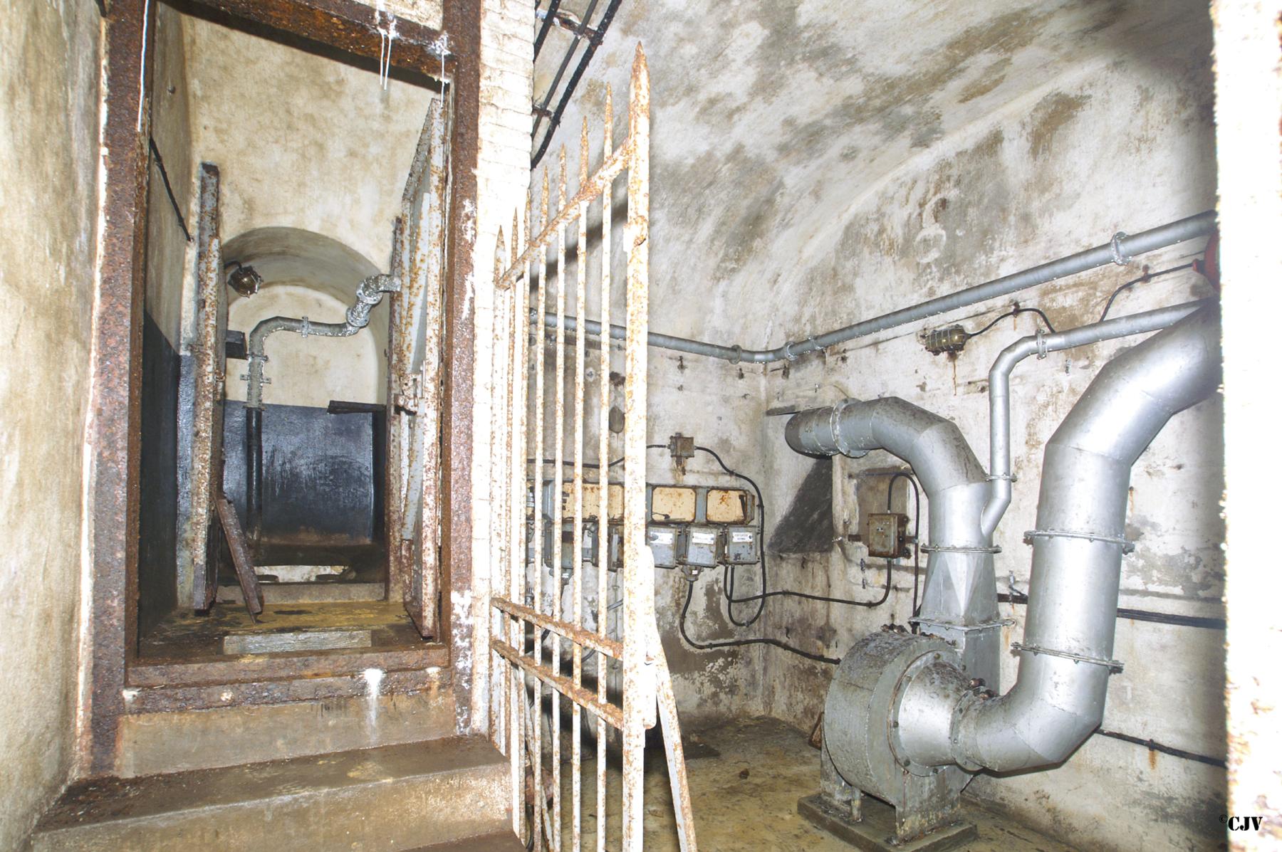 Ligne Maginot - BREHAIN - A6 - (Ouvrage d'artillerie) - Bloc 7
Ventilation en bas du bloc et toilette - Lia VERMEULEN