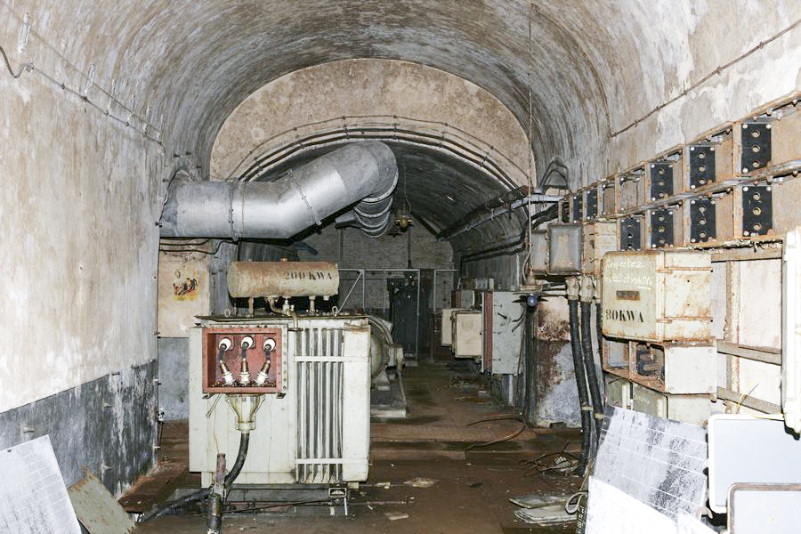 Ligne Maginot - BREHAIN - A6 - (Ouvrage d'artillerie) - L'usine électrique
Le tableau général basse tension de l'ouvrage et l'un des transformateurs de 200 KVA pour l'alimentation par l’arrière.
Au fond, la sous-station traction - HUYGEN Georges