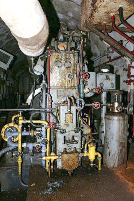 Ligne Maginot - BREHAIN - A6 - (Ouvrage d'artillerie) - L'usine électrique
L'un des 4 groupes électrogènes SGCM de 225 CV - HUYGEN Georges