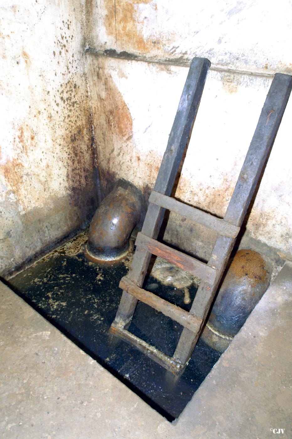 Ligne Maginot - BREHAIN - A6 - (Ouvrage d'artillerie) - L'égout visitable
Le siphon en bout de la galerie. Ce dispositif était destiné permettre le maintien de la surpression dans l'ouvrage en évitant les fuites d'air par l'égout.