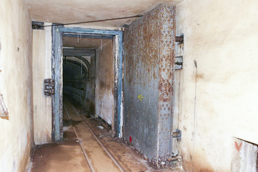 Ligne Maginot - BREHAIN - A6 - (Ouvrage d'artillerie) - La porte pare-souffle séparant les arrières des blocs de l'ouvrage et destinée à protéger les blocs des effets du souffle en cas d'explosion du magasin M1. Sa fermeture, comme celle de toutes les portes de ce type est commandée manuellement en cas d'incident ou d'incendie au niveau du magasin M1 - HUYGEN Georges