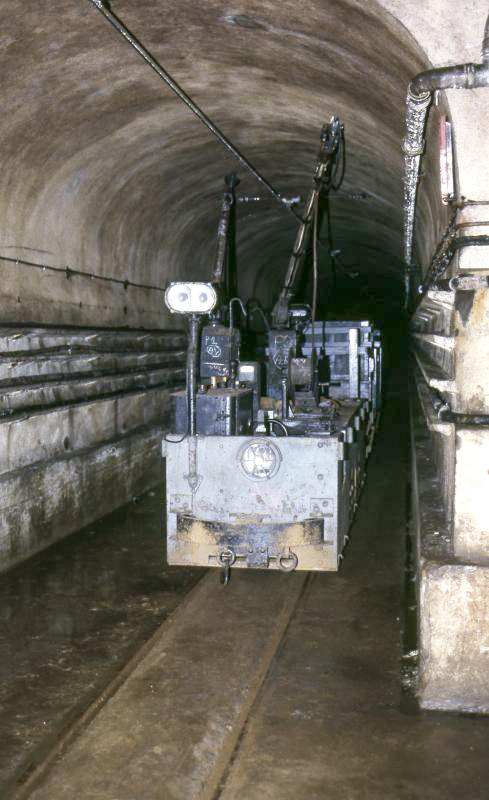 Ligne Maginot - BREHAIN - A6 - (Ouvrage d'artillerie) - Locotracteur VETRA dans la galerie principale
1984 - Dominique KEMMEL