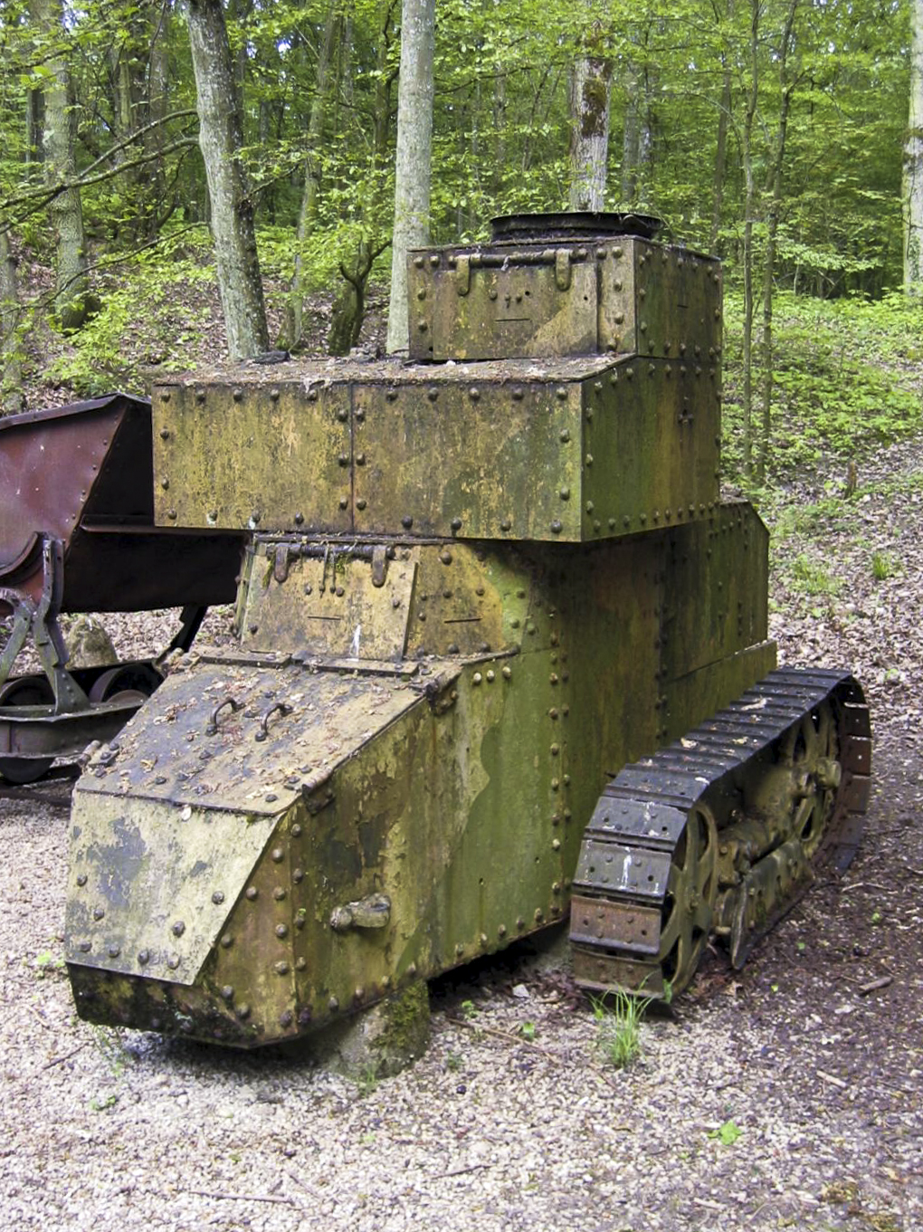 Ligne Maginot - CB317B - BROMMELSBERG - (Observatoire d'infanterie) - Le char FT-17 dorénavant exposé devant l'abri de Zeiterholz. 
Enterré, seule la tourelle dépassait du sol. - Michel Teiten