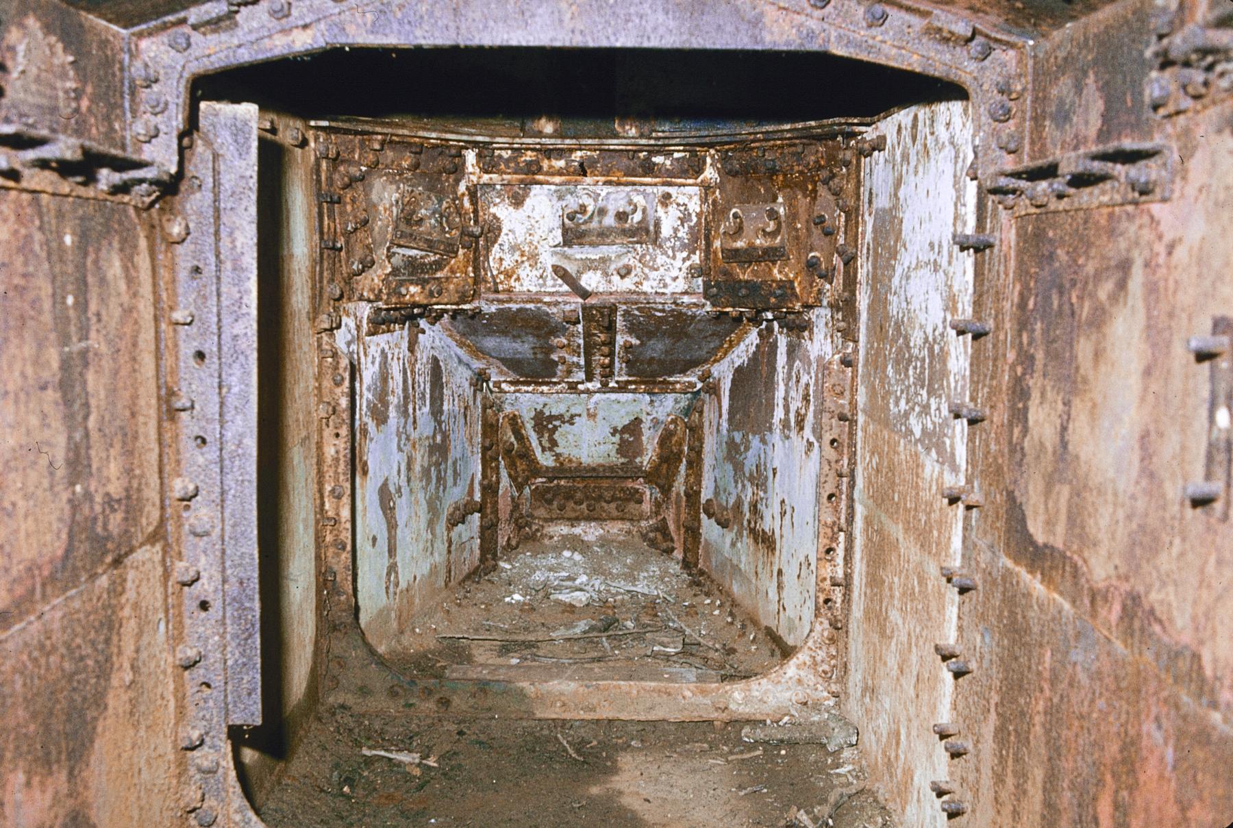 Ligne Maginot - CB317B - BROMMELSBERG - (Observatoire d'infanterie) - Le blockhaus en 1979 lors de l'opération de récupération de la carcasse du char par Amifort - Michel Mansuy