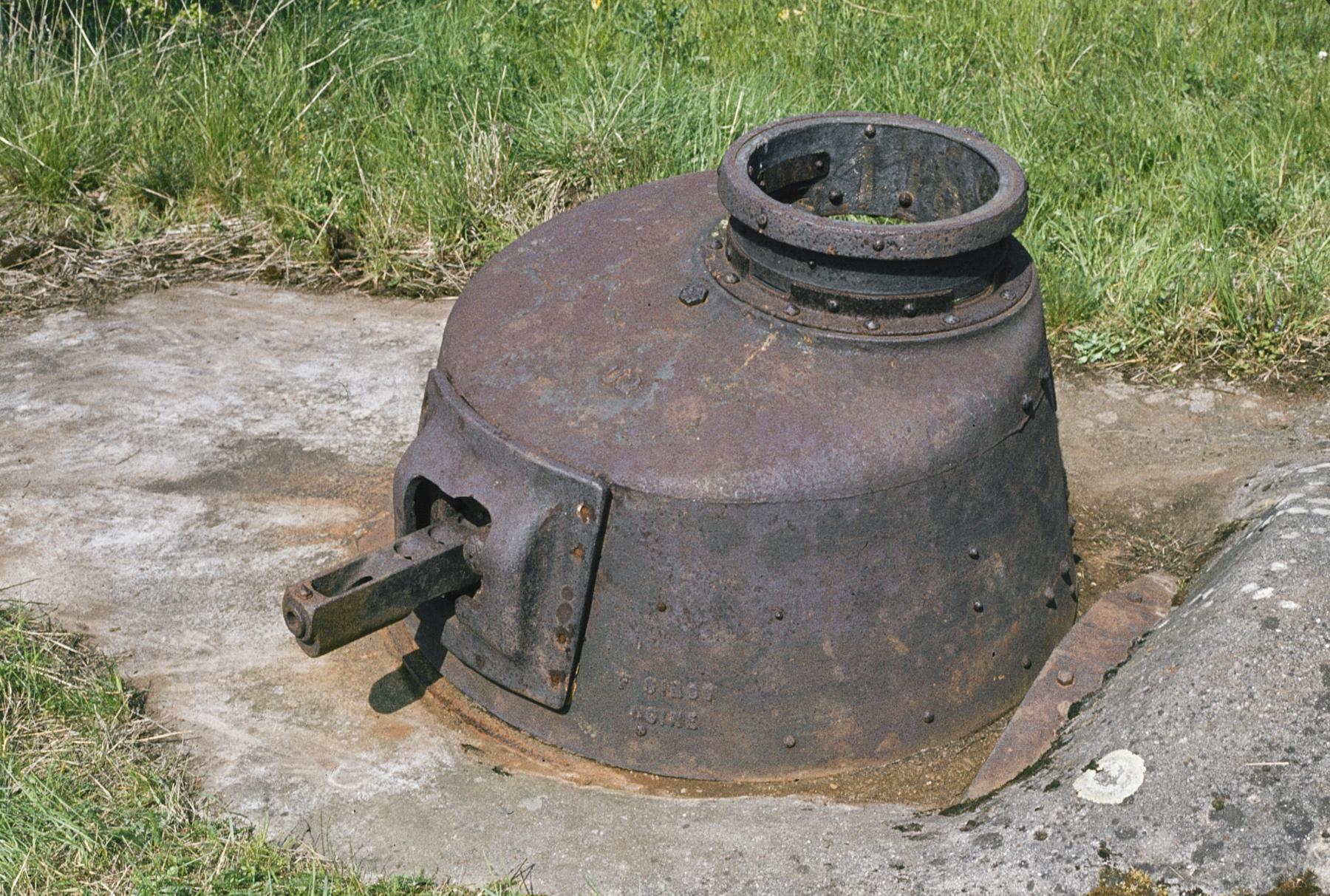 Ligne Maginot - NONNENWALD 4 - (Blockhaus pour arme infanterie) - Vue de la tourelle avec le carter de la mitrailleuse - Michel Mansuy