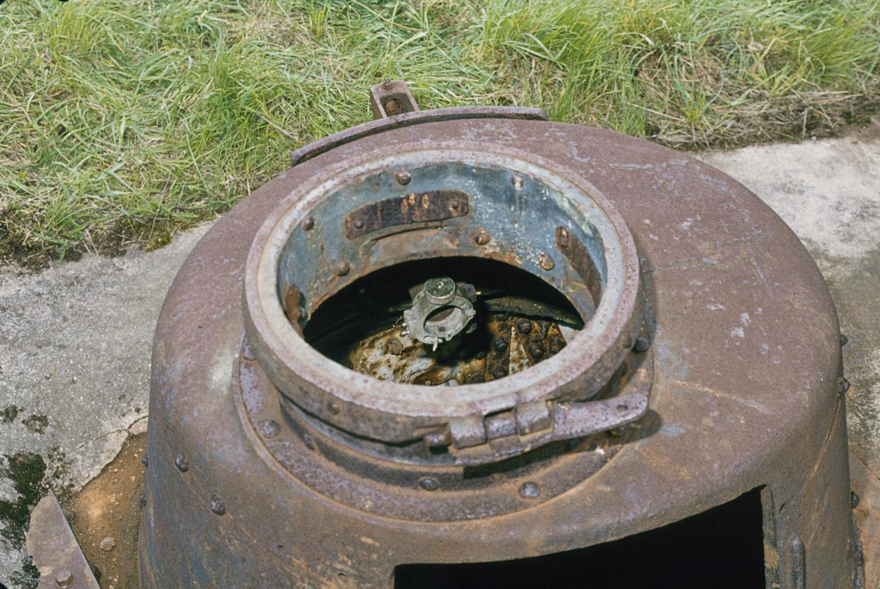 Ligne Maginot - NONNENWALD 4 - (Blockhaus pour arme infanterie) - Vue de la tourelle avec le support pour la lunette de visée - Michel Mansuy