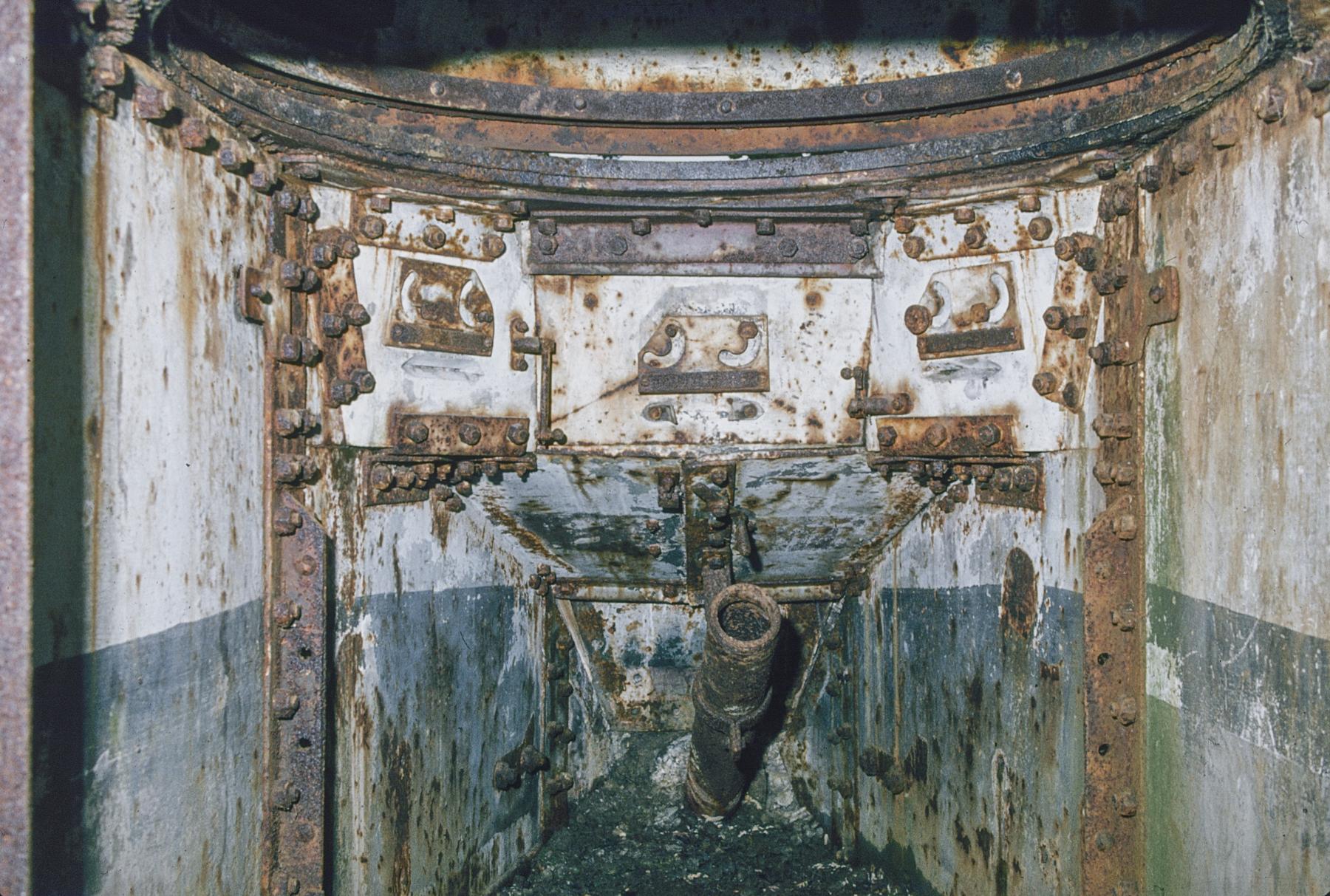 Ligne Maginot - NONNENWALD 4 - (Blockhaus pour arme infanterie) - L’intérieur de la carcasse du char FT - Michel Mansuy