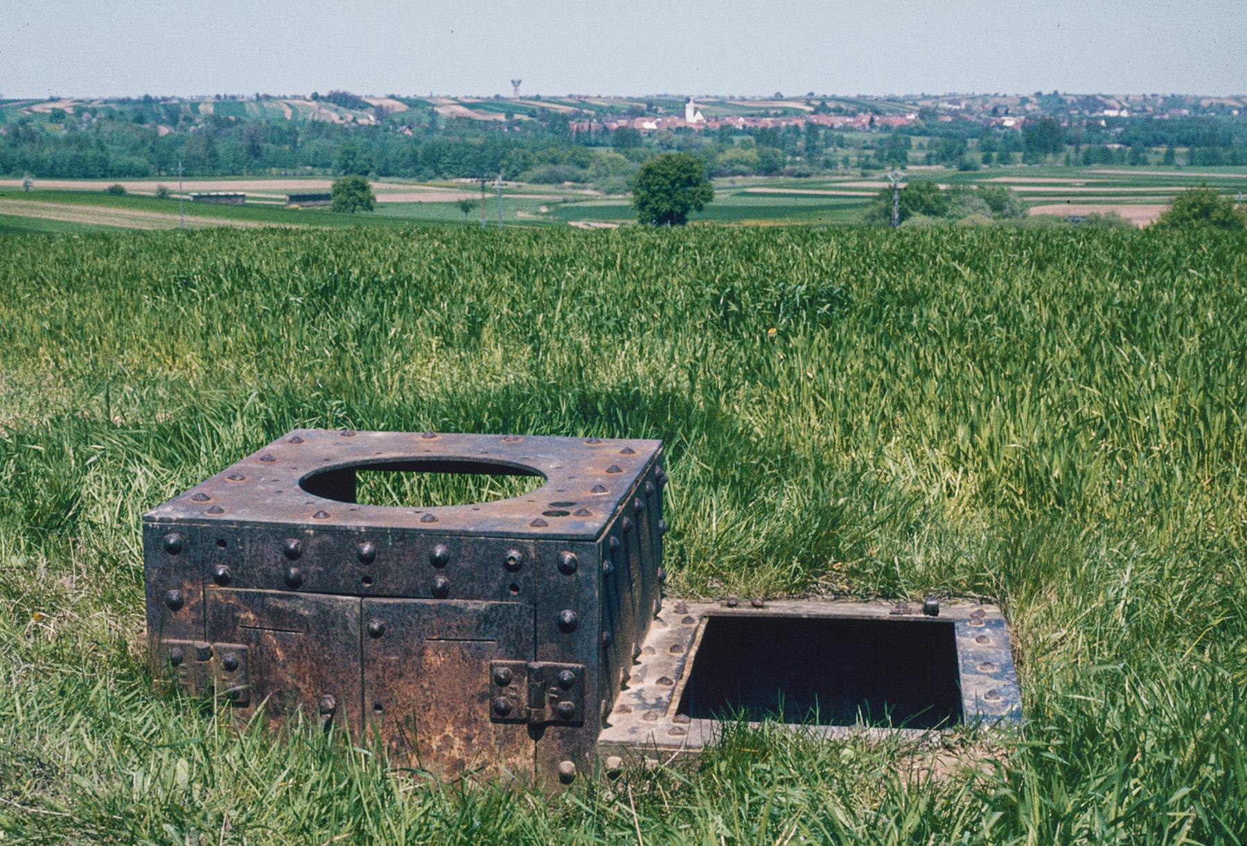 Ligne Maginot - RITTERSHOFFEN (2°BON - 79° RIF) - (PC de Quartier) - L'observatoire dans son massif bétonné avant son démontage - MANSUY Michel