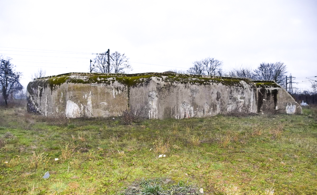 Ligne Maginot - 83 - SIERENTZ VOIE FERREE OUEST - (Casemate d'infanterie - Simple) - Vue coté ouest, Les créneaux et l'entrée sont dans le sol. - Daniel Froehly
