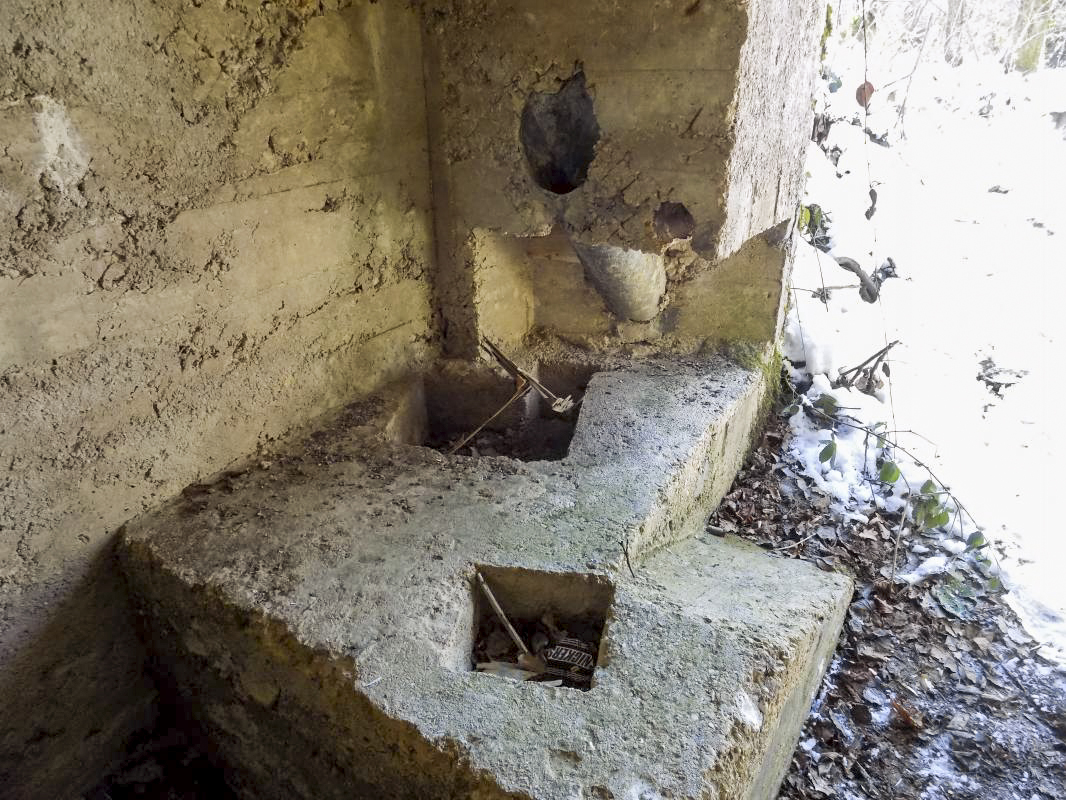 Ligne Maginot - BA97 - AVANCÉE DE ROCROI NORD-OUEST - (Blockhaus pour canon) - Positions pour les pieds AC de 25 mm ou 37 mm - R Tucker