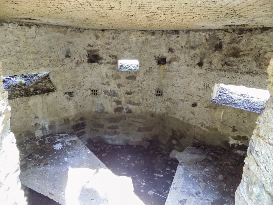 Ligne Maginot - BA107 - ROUTE DE REVIN 4 - (Blockhaus pour arme infanterie) - Créneaux Hotchkiss gauche,Obs/FM, Hotchkiss droite - R Tucker