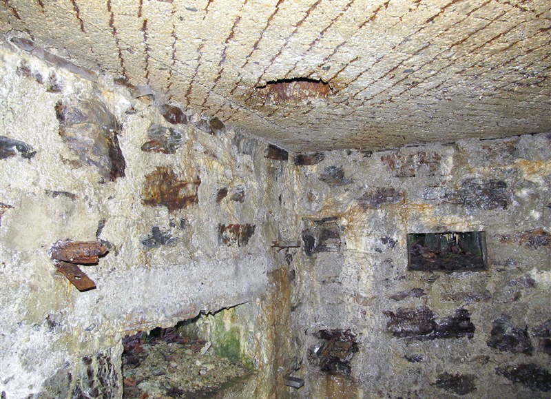 Ligne Maginot - BA107 - ROUTE DE REVIN 4 - (Blockhaus pour arme infanterie) - Créneau pour mitrailleuse de droite + créneau FM de droite - François MATHOT