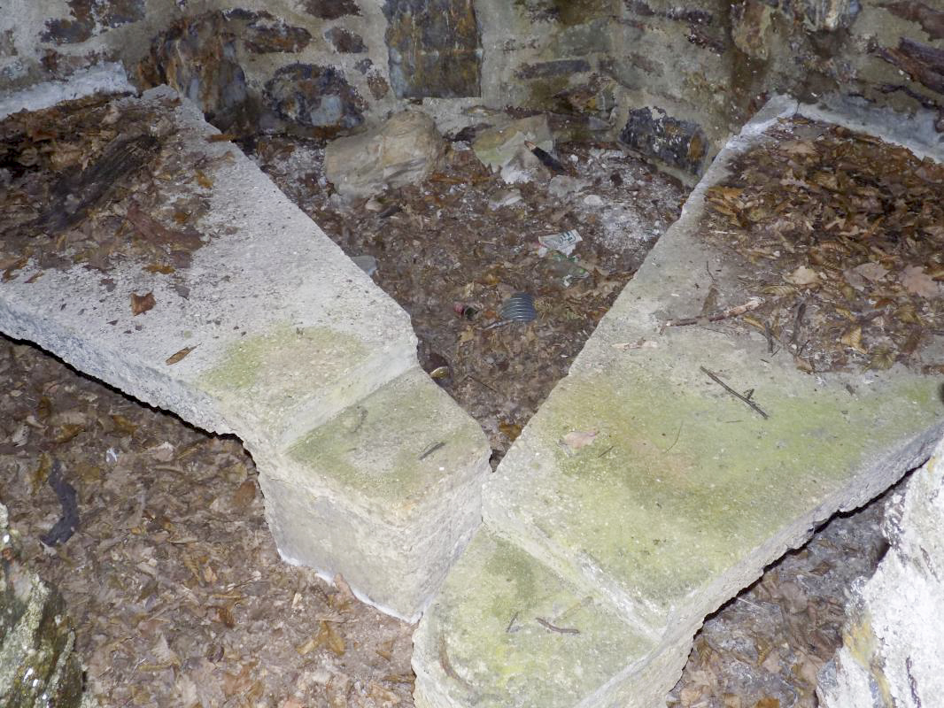 Ligne Maginot - BA108 - ROUTE DE REVIN 5 - (Blockhaus pour arme infanterie) - Les tablettes Hotchkiss - R Tucker