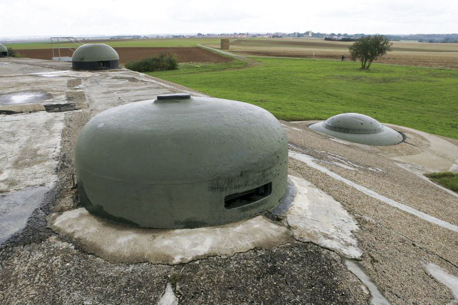 Ligne Maginot - BOIS du FOUR - A5 (Ouvrage d'infanterie) - La cloche VDP de l'ouvrage
La tourelle de mitrailleuses est en contrebas à droite